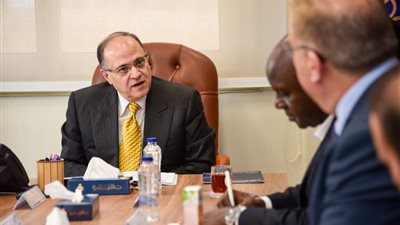 رئيس هيئة الدواء يناقش مع ممثلي مدينة اللقاحات الأوغندية عقد شراكة لتعزيز إتاحة العلاج المصري لبلاده