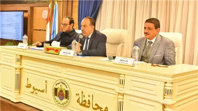 محافظ أسيوط: ندرس إنشاء دار أوبرا.. ووصول شحنة جديدة من الأدوية والكراسي المتحركة 