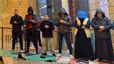 تحت الأمطار.. مئات المصلين يؤدون صلاة التراويح ليلة 21 من رمضان بمسجد الإمام الحسين ببورسعيد