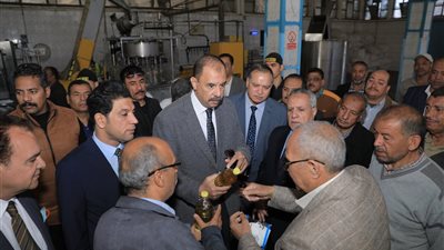 تنتج زيوت وأعلاف ومنظفات.. محافظ سوهاج في زيارة ميدانية لمصانع الهدرجة