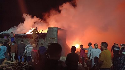 السيطرة على حريق هائل نشب داخل مخزن للبلاستيك بكفرالشيخ 