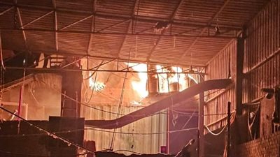 السيطرة على حريق هائل اندلع داخل مصنع بلاستيك بالمحلة الكبرى