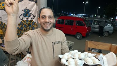 أهلها في رباط.. قبطيان يقدمان وجبات السحور للمواطنين على الطريق الزراعي بالقليوبية