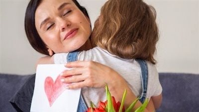 إزاي تعودي إبنك على الهدايا والإحتفاء بعيد الأم.. 5 نصائح هامة