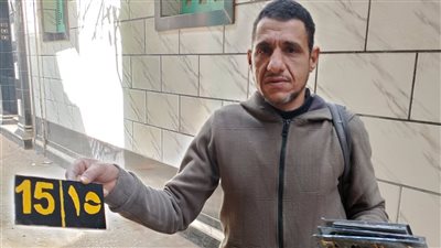 خطاط متنقل.. نبيل أحمد يسير 10 كيلو يوميا لترقيم المنازل وكتابة اللافتات