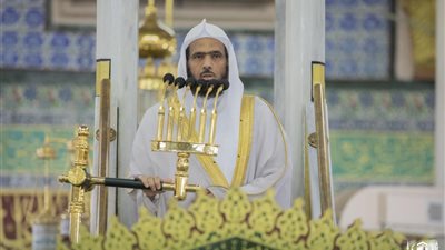 دقائق معدودات تغير مصيرك.. خطيب المسجد النبوي يكشف علامات ليلة القدر