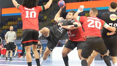 الأهلي يواجه 