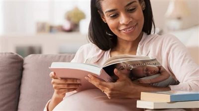 قبل خطوة الأمومة .. تعرفي على 8 كتب تساعدك تكوني 