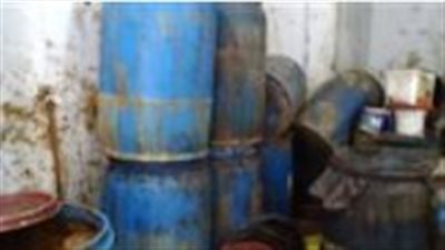 ضبط متهم بإدارة مصنع بالجيزة لتدوير زيوت السيارات مجهولة المصدر