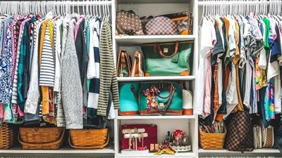 قبل ما تصرفي فلوسك وتشتري ملابس جديدة.. رتبي دولابك واختاري الأنسب للعيد