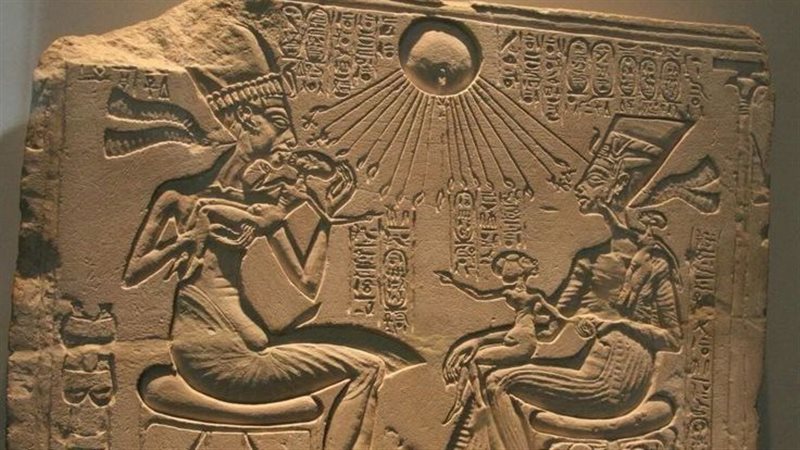 الأم على حوائط المعابد