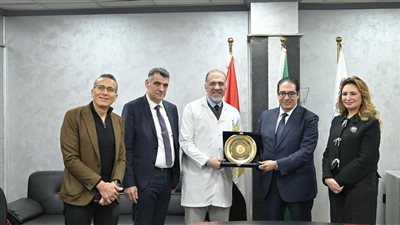 رئيس جامعة القاهرة يكرم مستشفى أورام الثدي بعد فوزه بـ