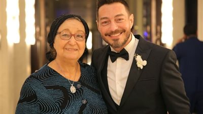 «ربنا يخليكي ليا».. أحمد زاهر يهنئ والدته بمناسبة عيد الأم 