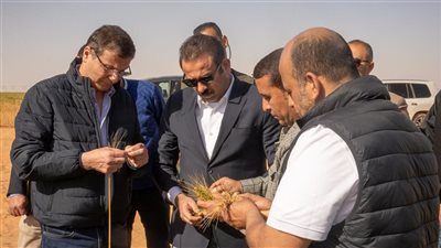 وزير الزراعة يتفقد مشروع استصلاح 650 ألف فدان بشرق العوينات