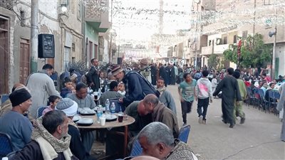 أهالى الوقف بقنا ينظمون أكبر مائدة إفطار تتسع لـ3 آلاف شخص (صور)