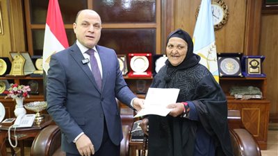 محافظ كفرالشيخ يسلم 8 عقود تقنين أراضي أملاك دولة للمواطنين