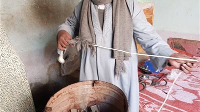  الكهربائي الكفيف.. عم رمضان قضى عمره في تصليح الأجهزة ويناشد الرئيس السيسي: نفسي أبني البيت وأجهز بناتي