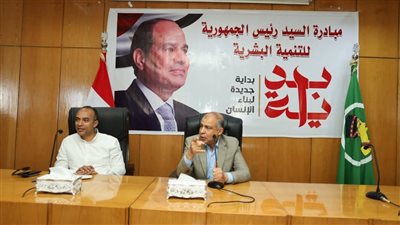 محافظ المنيا يعقد لقاء مع موظفي إدارتي الشئون الإدارية والمركبات