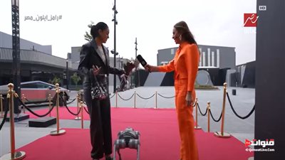 رامز جلال ساخرًا من بدرة:« حاسب على وسطها يابني ده أكل عيشها»