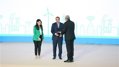 رئيس الوزراء يكرم محافظ الغربية لنجاحه في تنفيذ مبادرة القرية الخضراء