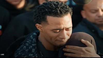 محمد رمضان يبكي تأثرًا بمُسِنّة بائعة مناديل في الحلقة 23 من 