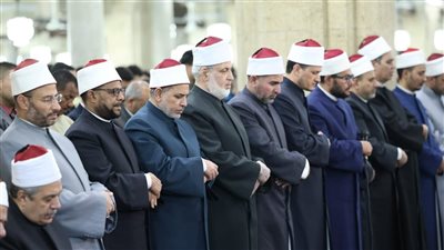 يرفعون أكف الضراعة يرجون رحمته.. الجامع الأزهر كامل العدد بالمصلين ليلة 24 رمضان