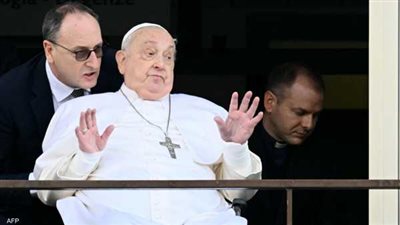 لتحية المؤمنين ومنحهم البركة .. البابا فرنسيس يطل من شرفة غرفته في المستشفى  ( صور )                