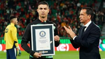 بعد إنجازه التاريخي.. كريستيانو رونالدو يتسلم شهادة موسوعة جينيس