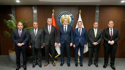   وزير البترول يشهد اجتماع الجمعية العامة لشركة الشرق الأوسط للصهاريج وخطوط أنابيب البترول 
