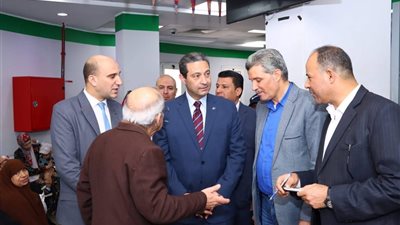 سيرا على الأقدام .. محافظ دمياط يفاجئ معرض اهلا رمضان ومحطة البريد 