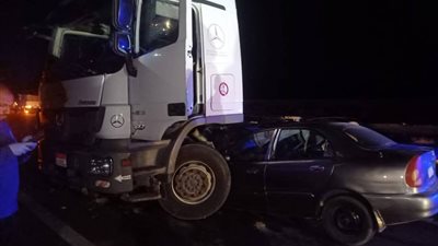 النيابة تعاين موقع حادث دهس ٣ مواطنين في حادث تصادم علي طريق قنا الصحراوي