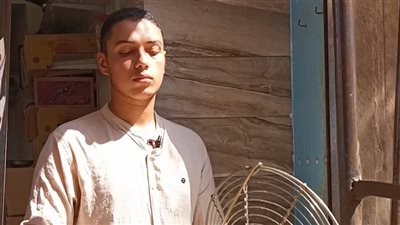 من بين الـ «قِدرة» والـ «طاسة» خرج محمد عتريس الطالب الطبيب: بشتغل مع أبويا في «الفول والطعمية» ومش بتكسف من نظرة الناس ليا