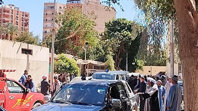 اهالي ضحايا حادث تريلا طريق قنا الصحراوي ينتظرون الجثامين امام مشرحة المستشفي العام (صور)