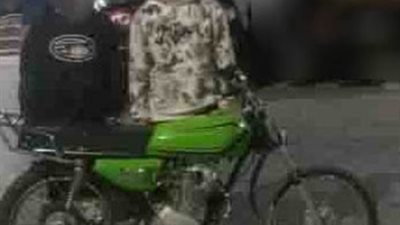 تهور وإجرام على الطريق.. ضبط شابين بتهمة الاستعراض بالسلاح والدراجة النارية في عين شمس