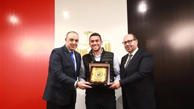 شاب صيني من متحدي الإعاقة يكرّم البطل الأولمبي أحمد الجندي برسم تذكاري