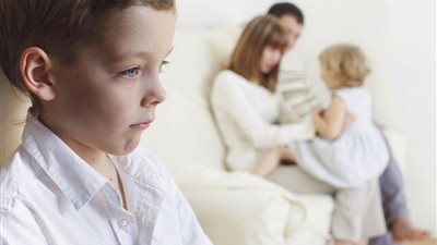 التدليل والإهمال الزائد.. أخطاء تربوية تدمر مستقبل الأبناء (فيديو)