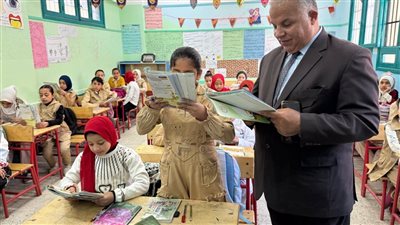 وكيل تعليم الفيوم يمنح مكافأة مالية 5 آلاف جنيه لإدارة مدرسة المستقبل 