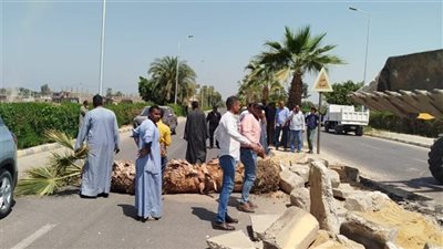 بسبب حوادث الطرق.. غلق عدد من المنافذ المرورية العشوائية في الزينية بالأقصر