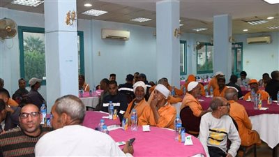 نائبًا عن محافظ قنا.. السكرتير العام يشارك في حفل إفطار عمال النظافة|صور