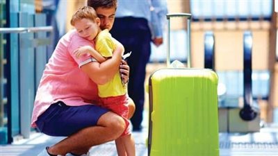 سفر الأب.. كيف نتعامل مع تأثيره النفسي على الأطفال في 4 خطوات