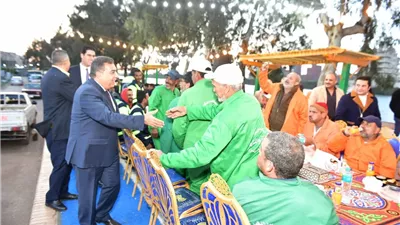 أشاد بدورهم في خدمة المجتمع.. محافظ الدقهلية يشارك عمال النظافة مائدة الإفطار