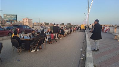 محافظ كفرالشيخ يشيد بشباب بلطيم لتنظيمهم مائدة إفطار جماعي على كورنيش البرلس