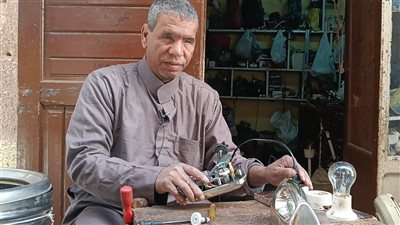 الكفيف المبصر: قصة كفاح «الشيخ أحمد».. خبير إصلاح الأجهزة الكهربائية بالإسماعيلية|خاص