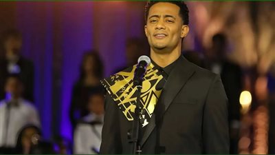 بدلة بذيل مكتوب عليها بالهيلوغريفي حديث 