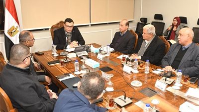 وزير الإسكان يناقش تقدم مشروعات 'حياة كريمة' ويشدد على أهمية المتابعة