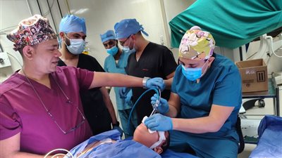 الفريق الطبي بجامعة أسيوط ينجح في إعادة عظام الجمجمة لطفل