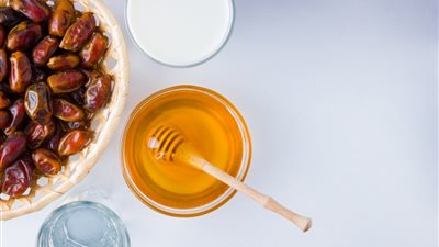 التمر أم العسل: أيهما المُحلي الطبيعي الأكثر صحة؟ مقارنة شاملة