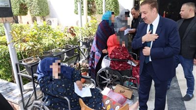 محافظ المنوفية يوزع مساعدات مالية ومواد غذائية على 85 أسرة من الأولى بالرعاية