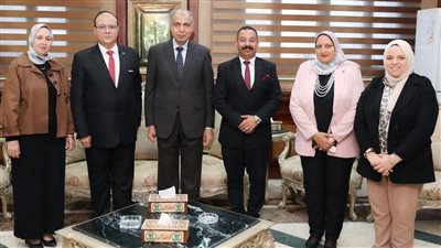 درعاً تذكارياً.. محافظ المنيا يلتقى وفد مدارس النيل الدولية