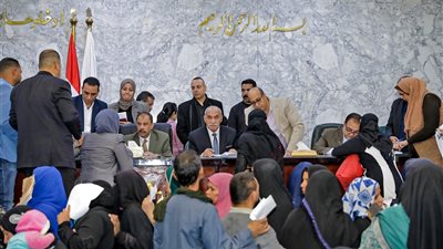 محافظ سوهاج يعقد اللقاء الجماهيري الأسبوعي لبحث مطالب المواطنين وحل مشكلاتهم